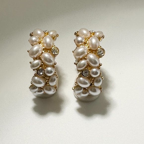 Kenneth Jay Lane, Pearl Cabochon Hoop Clip Earring - Picture 3 of 5